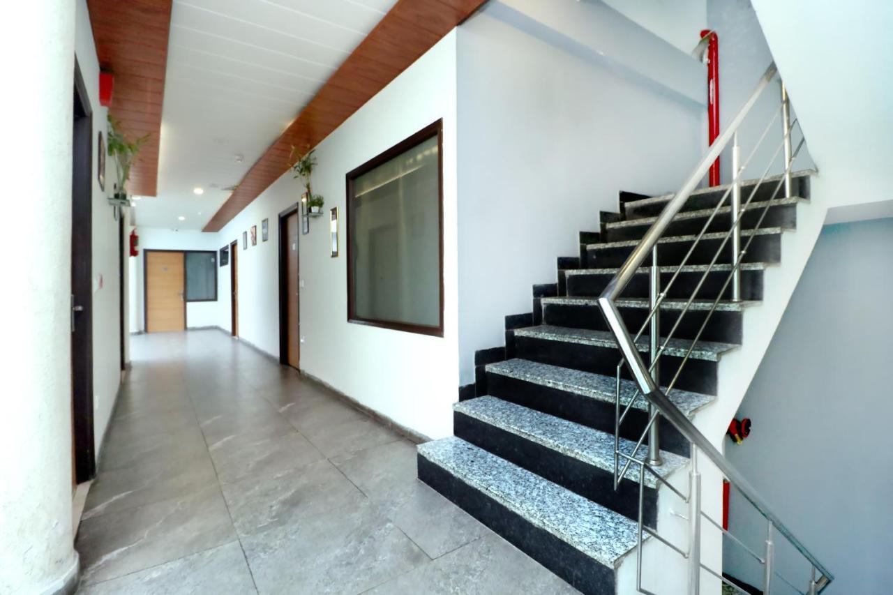 Hotel Seven- Center Of City Chandīgarh エクステリア 写真