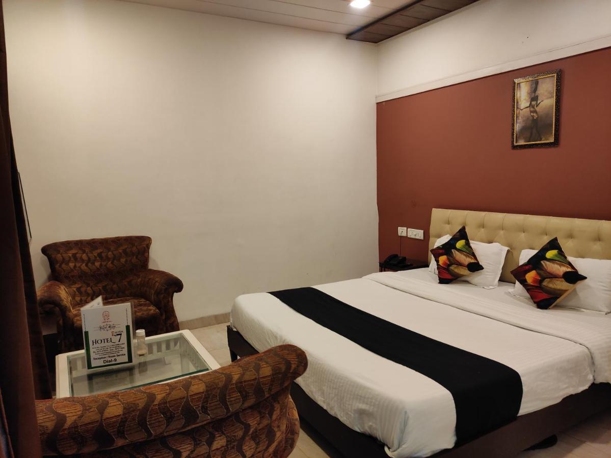 Hotel Seven- Center Of City Chandīgarh エクステリア 写真